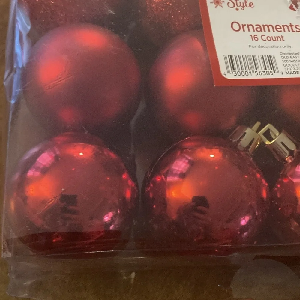 Holiday style ornaments 16 count red glitter beautiful